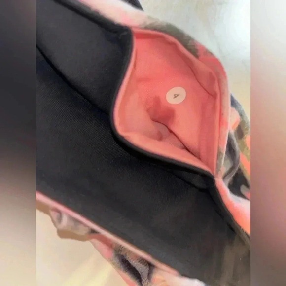 (#12) NWOT LULULEMON  short shorts smoke free home - Picture 4 of 4